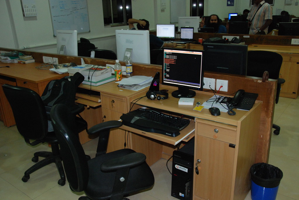 biurko z ergonomicznym krzesłem i monitorem
